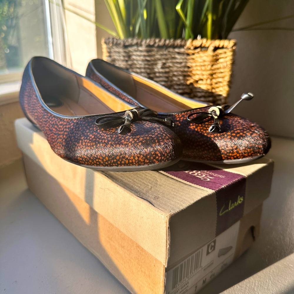Clarks Artisan Women Alitay Giana Flat Black/Brown Spotted Calf Hair